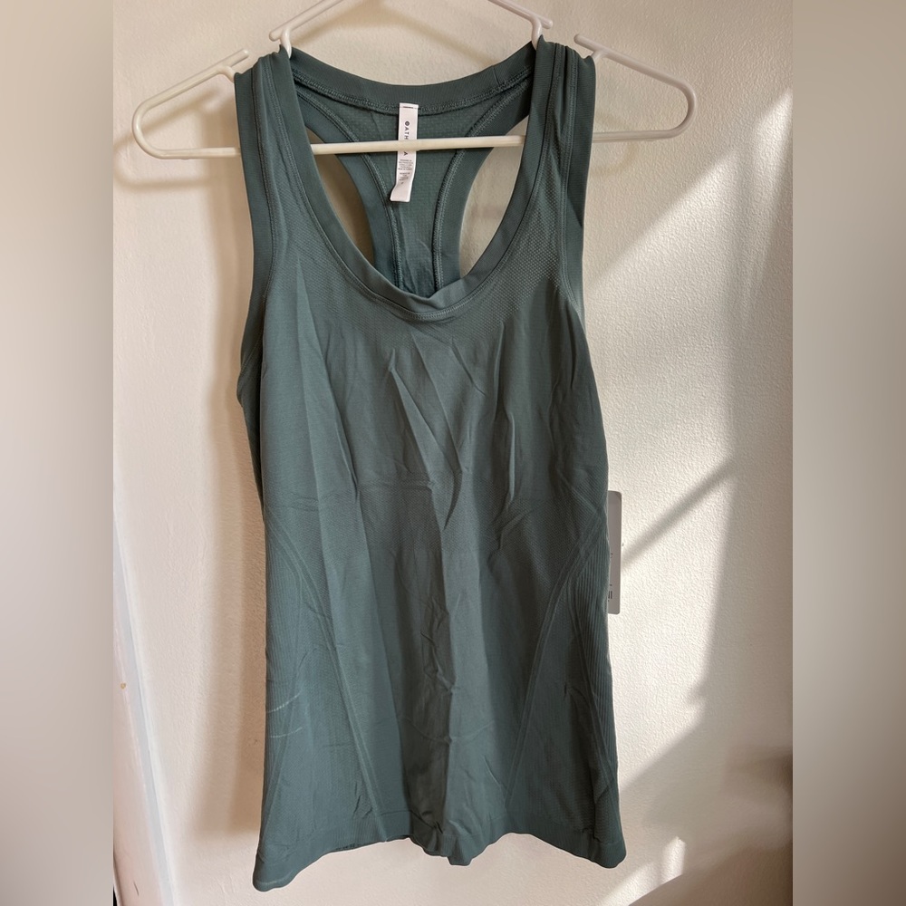 Athleta Momentum Tank Size Medium